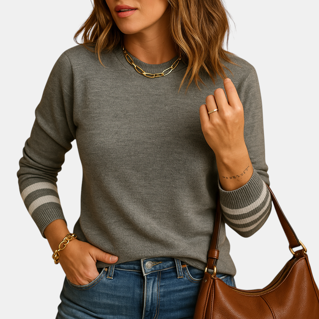 Gebreide damestrui met gestreepte mouwen, relaxte pasvorm en ademend materiaal. Perfect voor stijlvolle en veelzijdige outfits in elk seizoen.