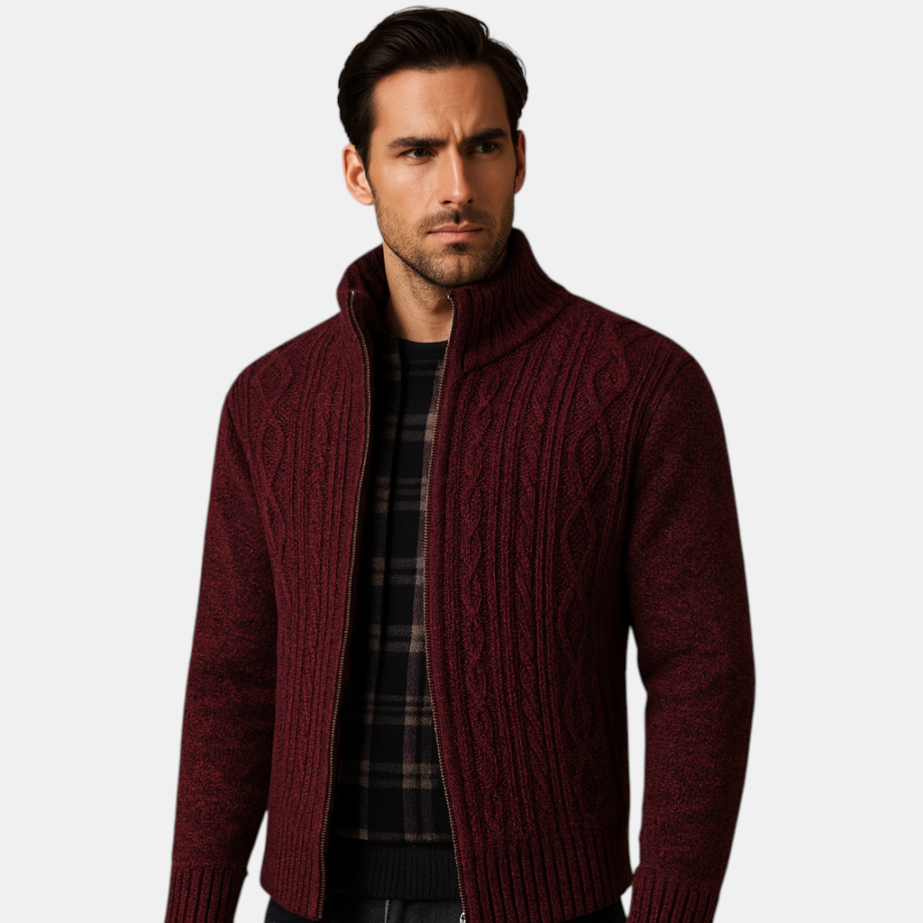 Gebreide heren trui met klassiek kabelpatroon en geruite voering, zacht en duurzaam materiaal. Perfect voor koude dagen en veelzijdige outfits.
