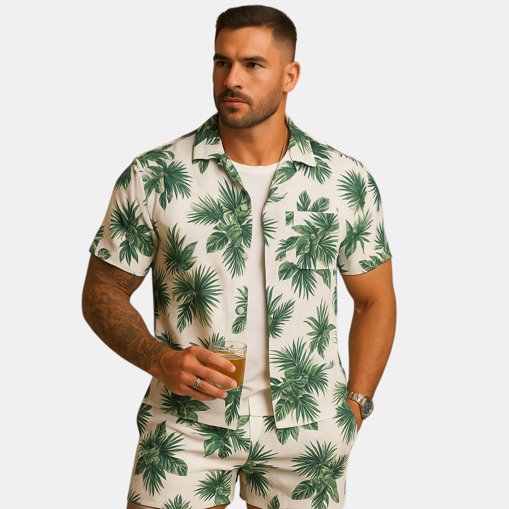 Zomerset voor heren met tropische palmbomen- en verenprint, perfect voor zonnige vakantiedagen en zomerse uitstapjes.