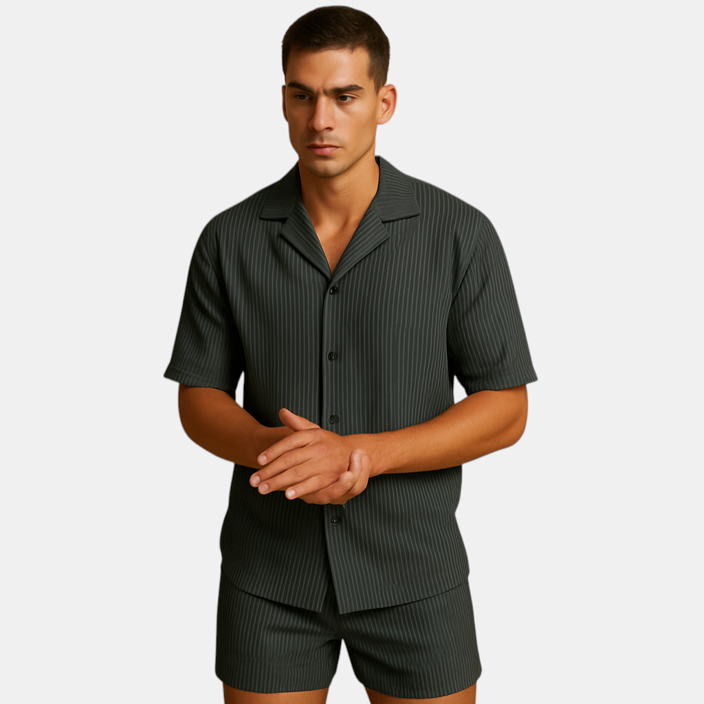 Tweedelige zomeroutfit voor heren met verfijnd design, elegante afwerking en comfortabele pasvorm, ideaal voor stijlvolle zomerse gelegenheden.