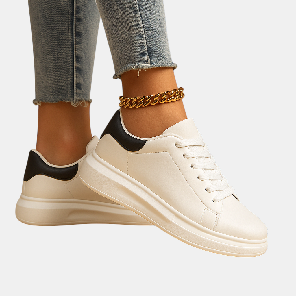 Witte dames sneakers met minimalistisch ontwerp, lage instap en comfortabele zachte binnenzool, ideaal voor dagelijks gebruik.