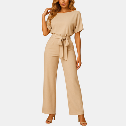 Getailleerde dames jumpsuit met hoge taille en vrouwelijk veterdetail, ideaal voor werk, avondjes uit en casual chique outfits.