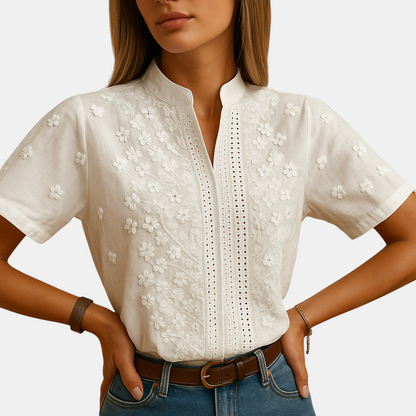 Witte damesblouse met klassieke pasvorm, ideaal voor werk, casual gelegenheden en stijlvolle combinaties
