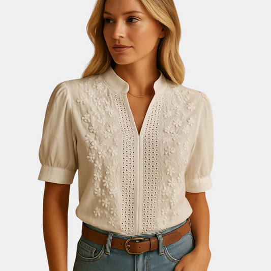 Witte damesblouse met klassieke pasvorm, ideaal voor werk, casual gelegenheden en stijlvolle combinaties