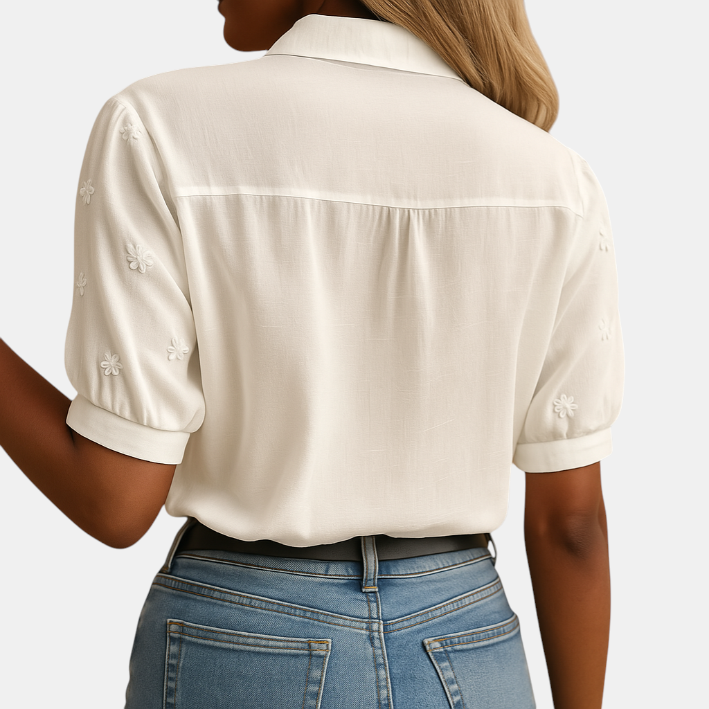 Witte damesblouse met klassieke pasvorm, ideaal voor werk, casual gelegenheden en stijlvolle combinaties