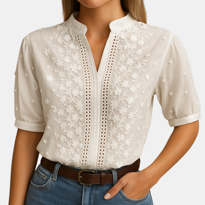Witte damesblouse met klassieke pasvorm, ideaal voor werk, casual gelegenheden en stijlvolle combinaties