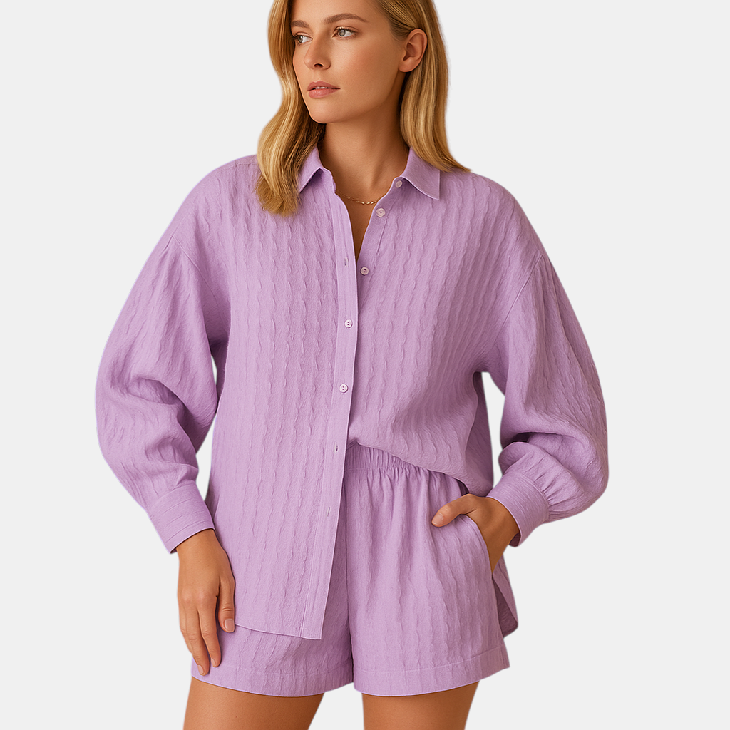 Sophisticated summer set with a blouse and shorts, ideal for beach, home or casual gatherings