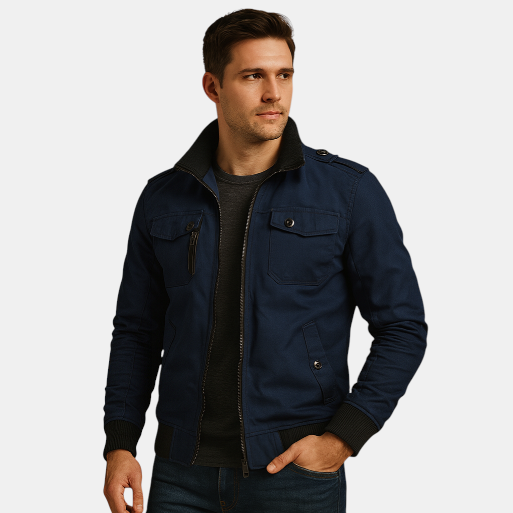 Bomberjas voor heren in marineblauw met hoge kraag, geribde boorden en meerdere zakken, ideaal voor dagelijks gebruik en outdooractiviteiten.