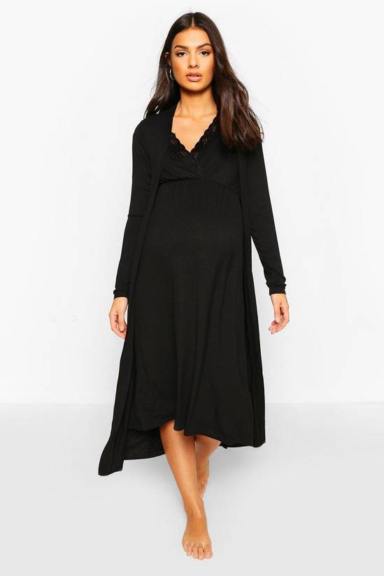 Elegant pregnancy night dress with luxurious bathrobe, perfect for a glamorous maternity look
