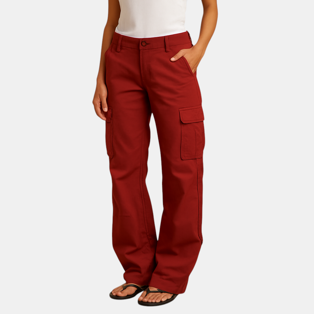 Dames cargo broek in rood en groen met ruime zakken, perfect voor casual outfits met praktische flair.