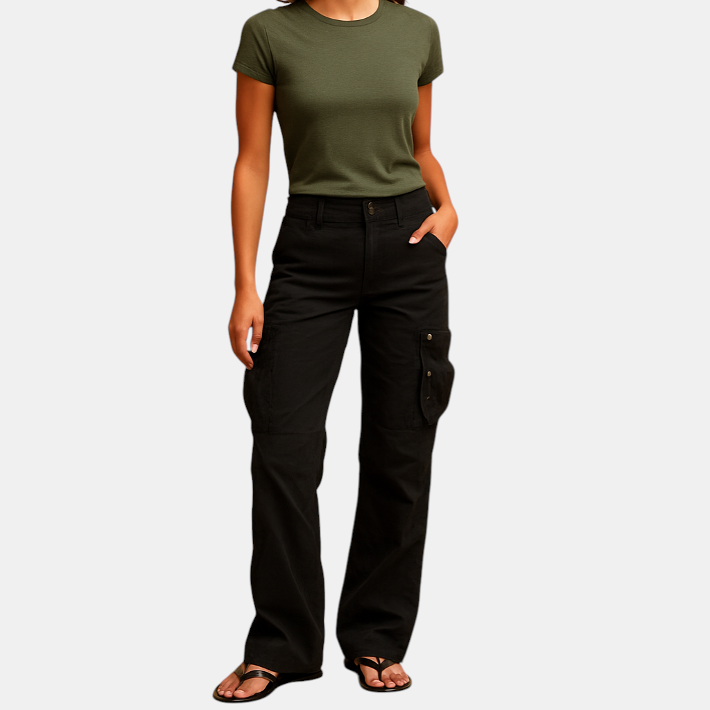Dames cargo broek in rood en groen met ruime zakken, perfect voor casual outfits met praktische flair.