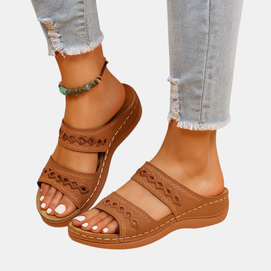 Comfortabele en elegante wandelsandalen voor dames met verstelbare bandjes.