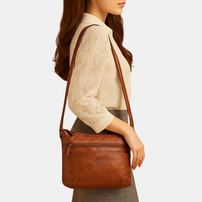 Dames schoudertas met effen kleur, compact ontwerp en elegante afwerking. Ideaal voor dagelijks gebruik of een avondje uit.