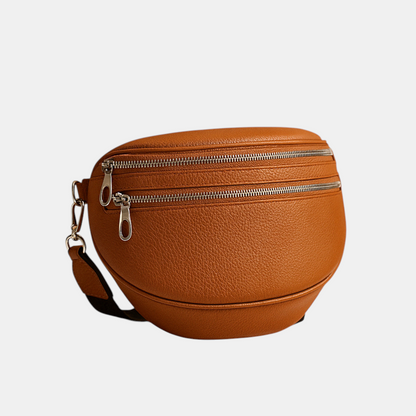 Elegante dame houdt een dubbele rits crossbodytas in haar hand, luxe kwaliteit