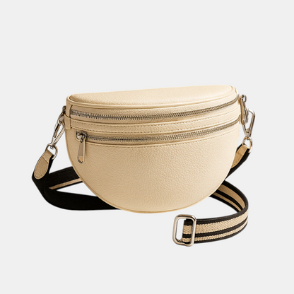 Dubbele rits crossbodytas op een houten oppervlak, tijdloos ontwerp