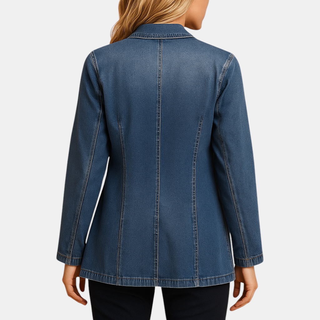 Dames denim blazer met getailleerde pasvorm en klassieke revers, ideaal voor zowel casual als zakelijke outfits.