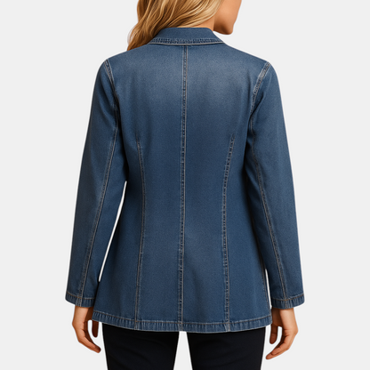 Dames denim blazer met getailleerde pasvorm en klassieke revers, ideaal voor zowel casual als zakelijke outfits.