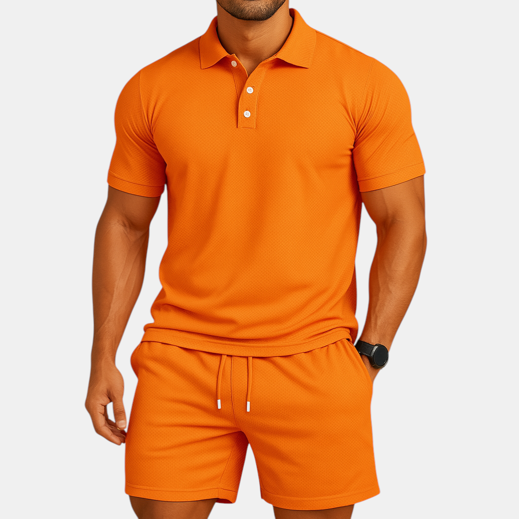 Sportieve herenset in effen kleur met ademende polo en korte mouwen, geschikt voor golf, strand en dagelijkse zomerse activiteiten.