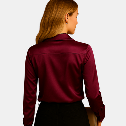 Tijdloze damesblouse met klassieke pasvorm en lichte stof, geschikt voor werk en dagelijkse gelegenheden