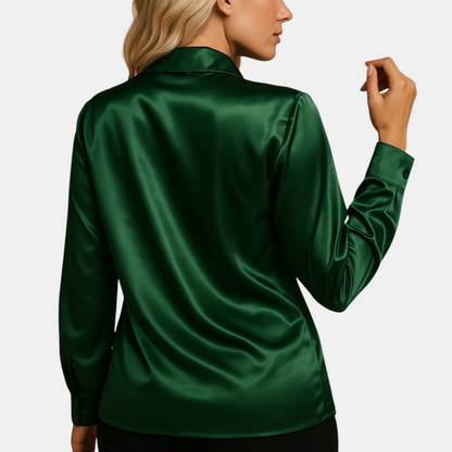 Tijdloze damesblouse met klassieke pasvorm en lichte stof, geschikt voor werk en dagelijkse gelegenheden
