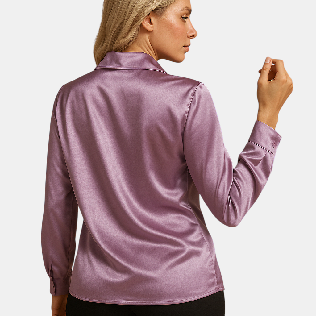 Tijdloze damesblouse met klassieke pasvorm en lichte stof, geschikt voor werk en dagelijkse gelegenheden