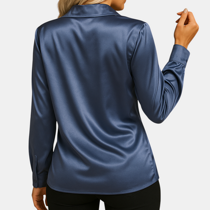 Tijdloze damesblouse met klassieke pasvorm en lichte stof, geschikt voor werk en dagelijkse gelegenheden