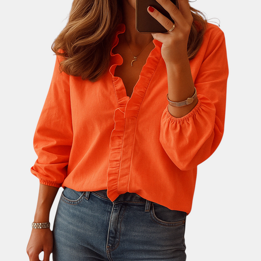 Elegante damesblouse met ruches en flatterende pasvorm, ideaal voor werk, vrije tijd en formele gelegenheden.