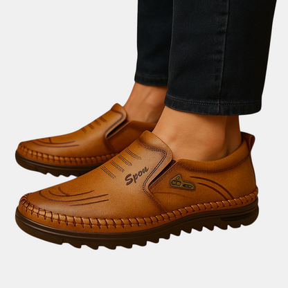 Heren instappers met ademend bovenwerk, comfortabele pasvorm en stijlvolle afwerking, perfect voor werk en dagelijks gebruik.