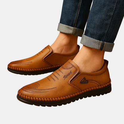 Heren instappers met ademend bovenwerk, comfortabele pasvorm en stijlvolle afwerking, perfect voor werk en dagelijks gebruik.