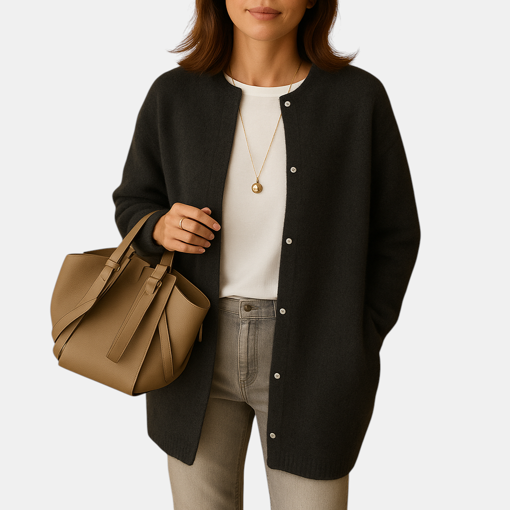 Lichtgewicht gebreid damesvest met knoopsluiting en heuplengte pasvorm, ideaal voor laagjes in elk seizoen