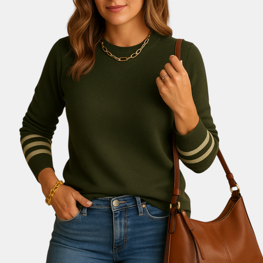Gebreide damestrui met gestreepte mouwen, relaxte pasvorm en ademend materiaal. Perfect voor stijlvolle en veelzijdige outfits in elk seizoen.