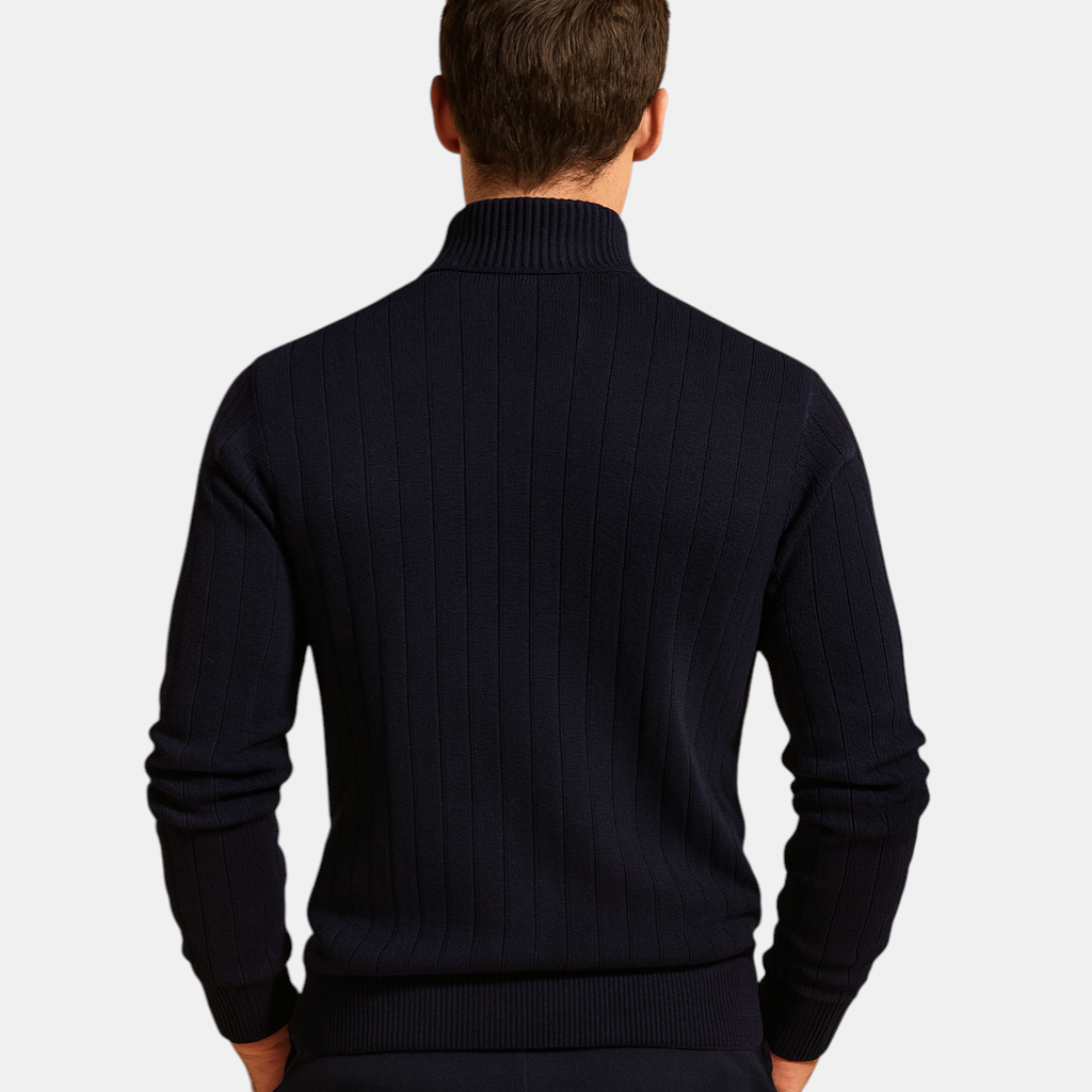 Gebreide heren trui met halve rits en hoge kraag, warme stof en slanke pasvorm. Ideaal voor casual en elegante looks in de herfst en winter.