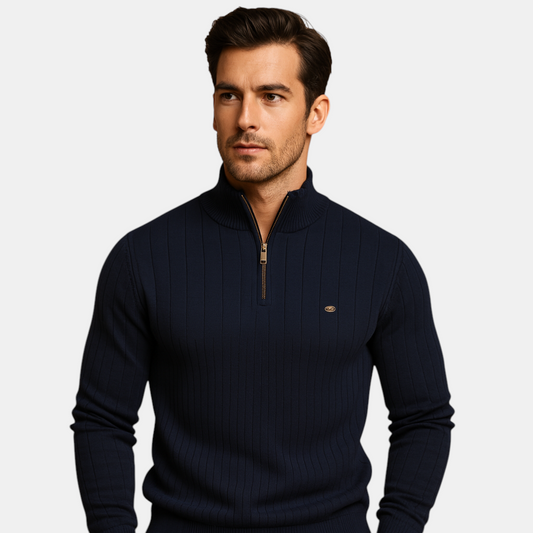 Gebreide heren trui met halve rits en hoge kraag, warme stof en slanke pasvorm. Ideaal voor casual en elegante looks in de herfst en winter.