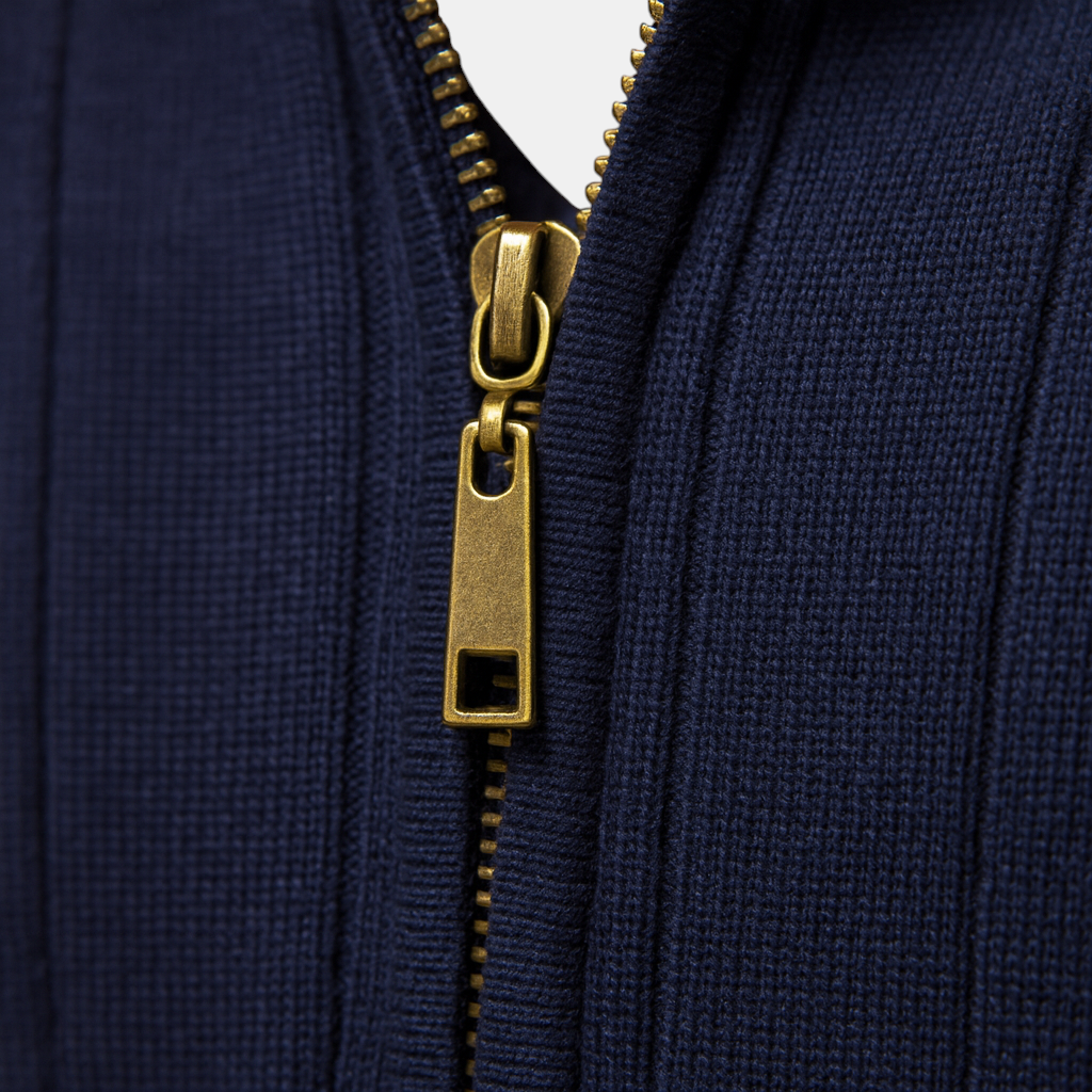 Gebreide heren trui met halve rits en hoge kraag, warme stof en slanke pasvorm. Ideaal voor casual en elegante looks in de herfst en winter.