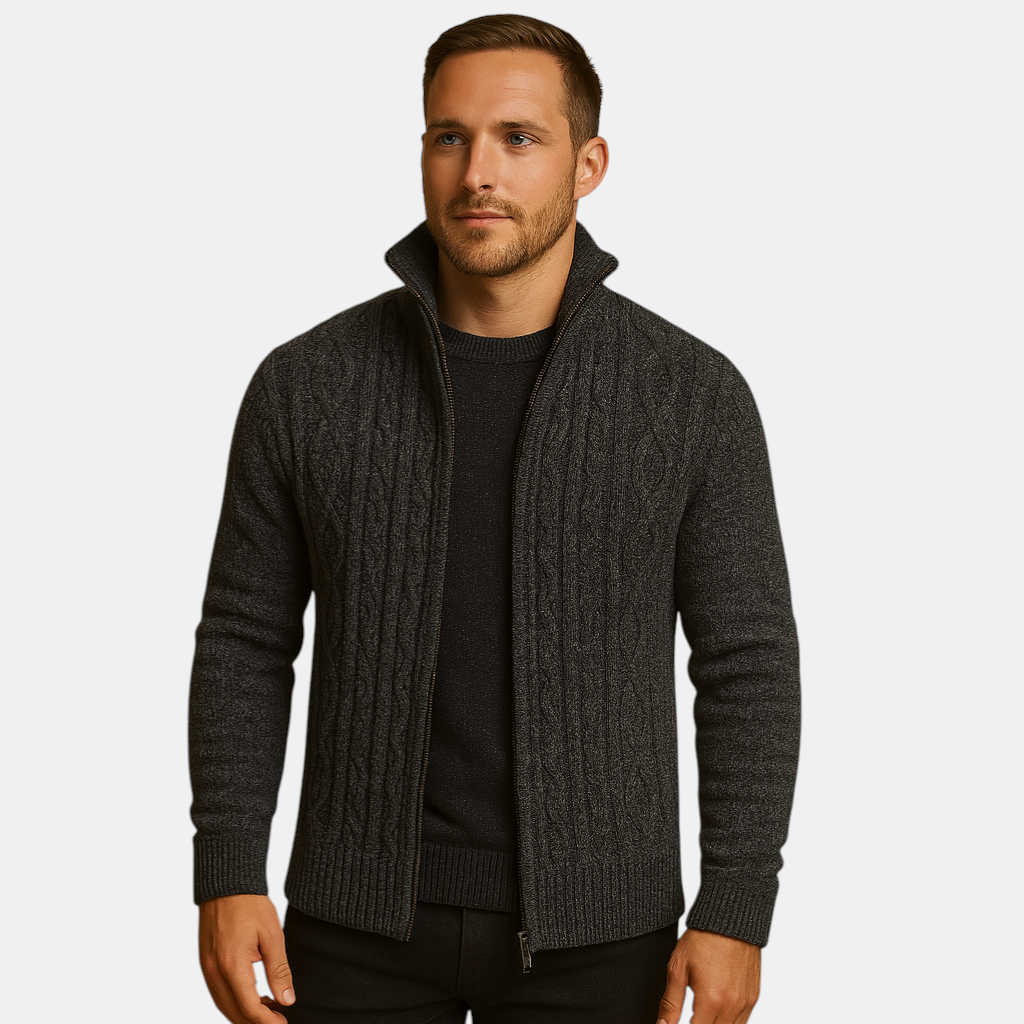 Gebreide heren trui met klassiek kabelpatroon en geruite voering, zacht en duurzaam materiaal. Perfect voor koude dagen en veelzijdige outfits.