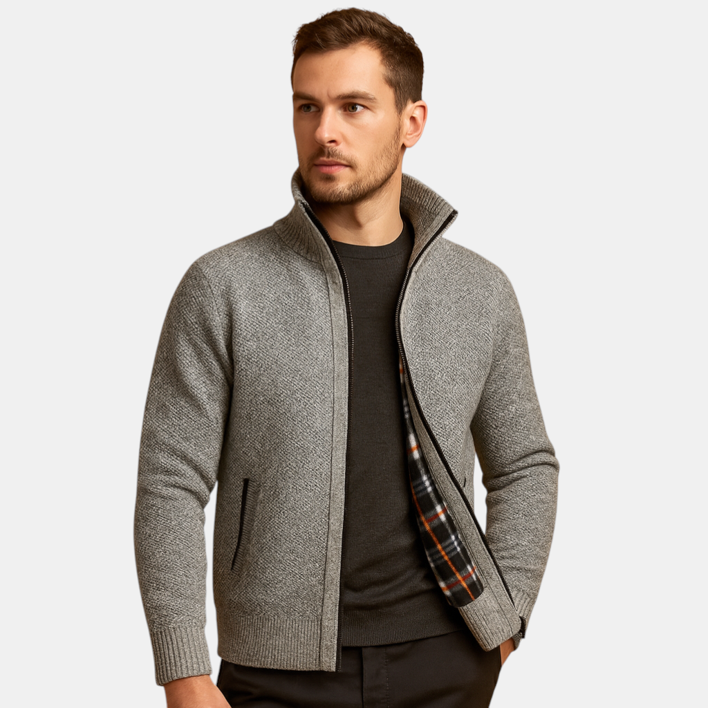 Gebreide heren trui met klassiek kabelpatroon en geruite voering, zacht en duurzaam materiaal. Perfect voor koude dagen en veelzijdige outfits.