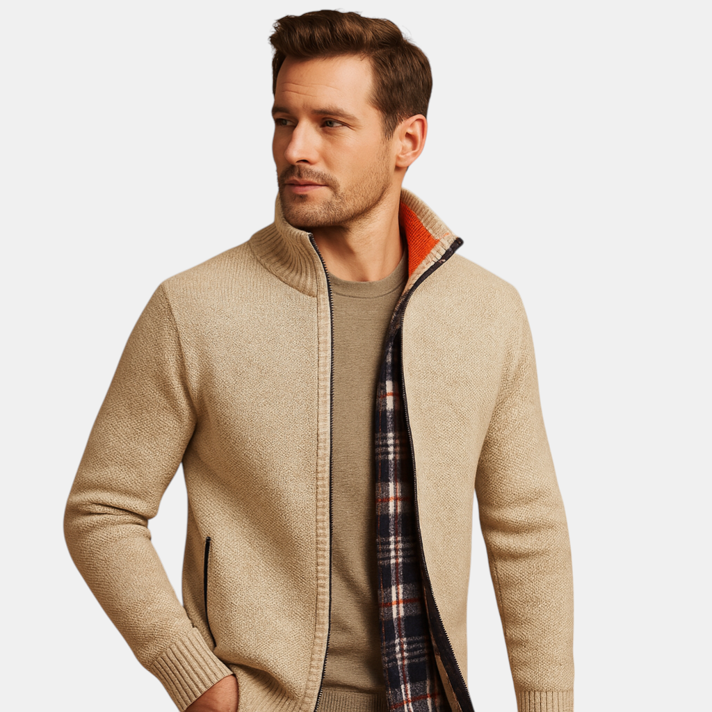 Gebreide heren trui met klassiek kabelpatroon en geruite voering, zacht en duurzaam materiaal. Perfect voor koude dagen en veelzijdige outfits.
