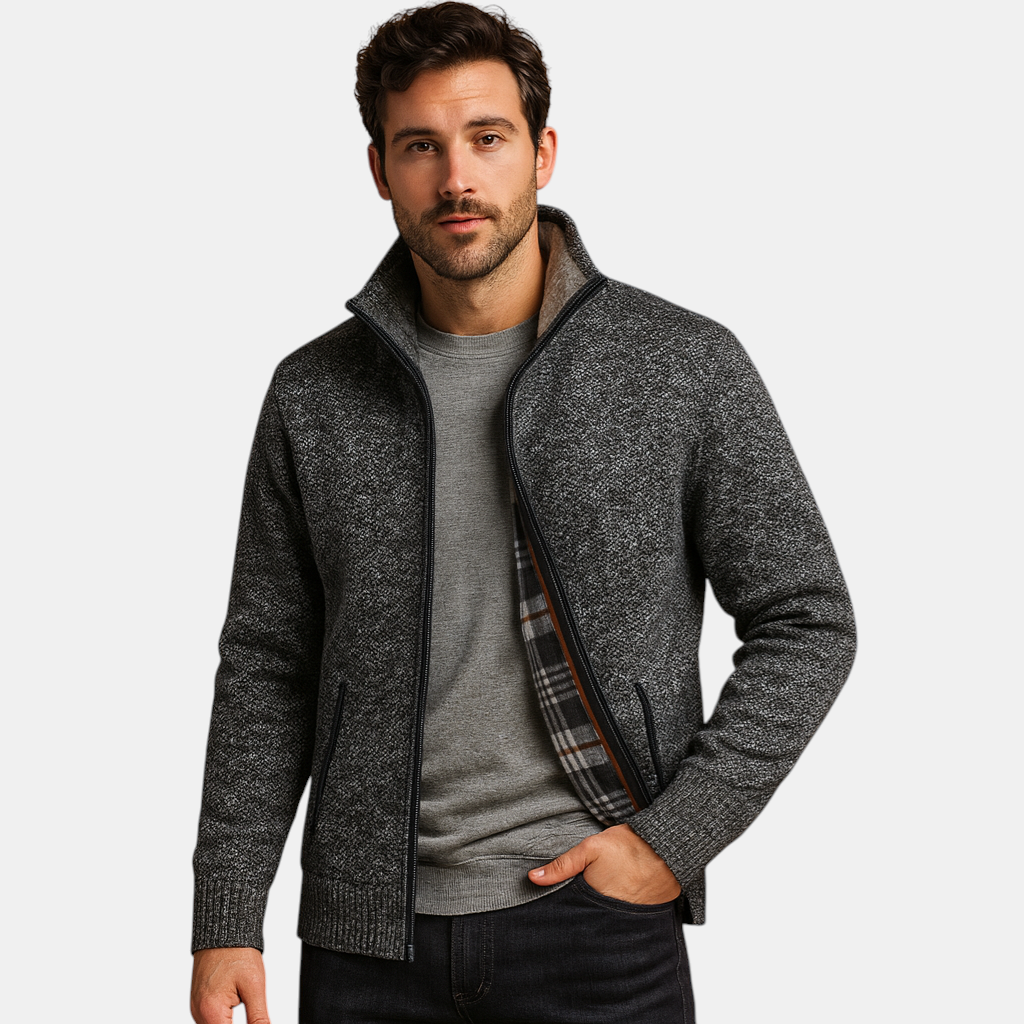 Gebreide heren trui met klassiek kabelpatroon en geruite voering, zacht en duurzaam materiaal. Perfect voor koude dagen en veelzijdige outfits.