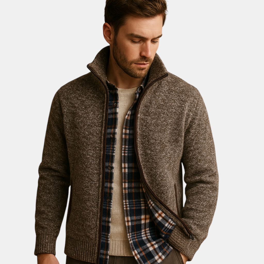 Gebreide heren trui met klassiek kabelpatroon en geruite voering, zacht en duurzaam materiaal. Perfect voor koude dagen en veelzijdige outfits.
