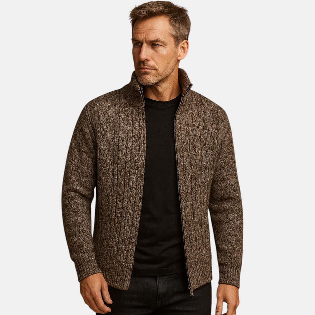 Gebreide heren trui met klassiek kabelpatroon en geruite voering, zacht en duurzaam materiaal. Perfect voor koude dagen en veelzijdige outfits.