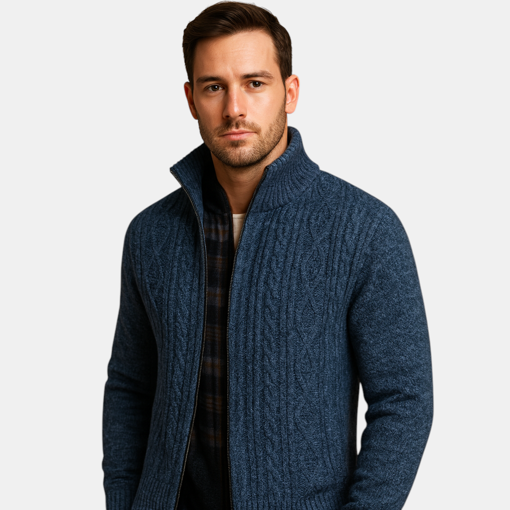 Gebreide heren trui met klassiek kabelpatroon en geruite voering, zacht en duurzaam materiaal. Perfect voor koude dagen en veelzijdige outfits.