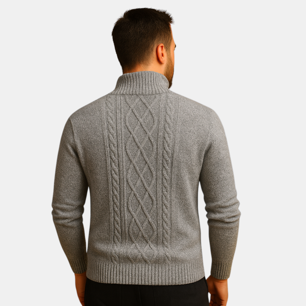 Gebreide heren trui met klassiek kabelpatroon en geruite voering, zacht en duurzaam materiaal. Perfect voor koude dagen en veelzijdige outfits.