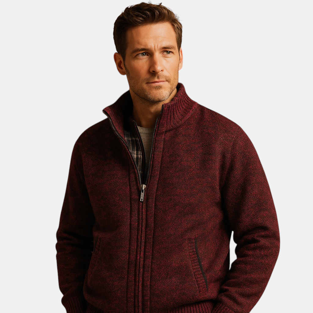 Gebreide heren trui met klassiek kabelpatroon en geruite voering, zacht en duurzaam materiaal. Perfect voor koude dagen en veelzijdige outfits.