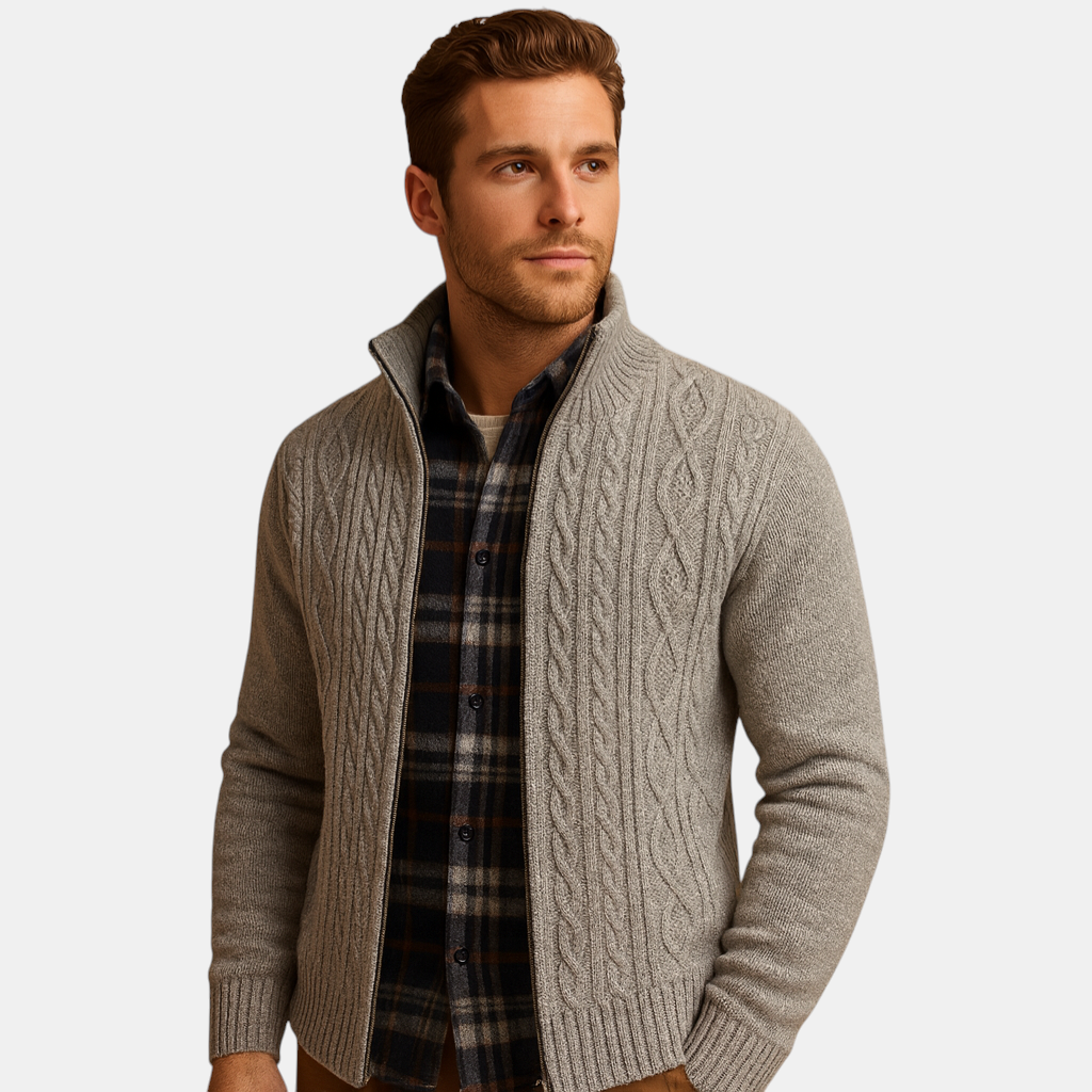 Gebreide heren trui met klassiek kabelpatroon en geruite voering, zacht en duurzaam materiaal. Perfect voor koude dagen en veelzijdige outfits.