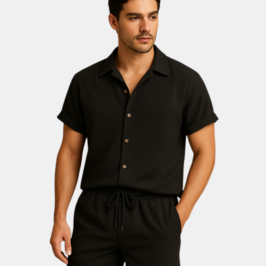 Zomerset voor heren met gestreept overhemd en comfortabele short in vrolijke kleuren, perfect voor zomerdagen en informele gelegenheden.