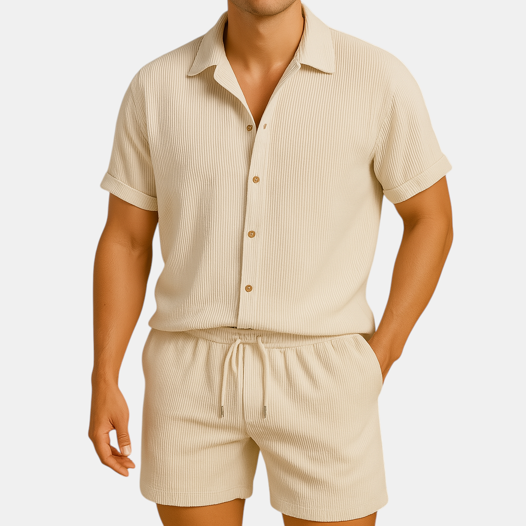 Zomerset voor heren met gestreept overhemd en comfortabele short in vrolijke kleuren, perfect voor zomerdagen en informele gelegenheden.