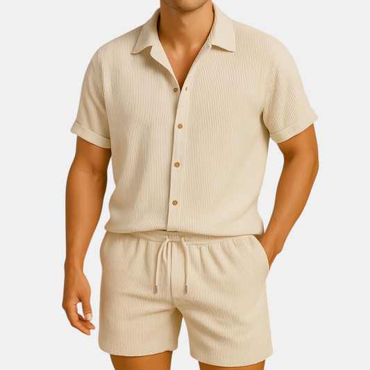 Zomerset voor heren met gestreept overhemd en comfortabele short in vrolijke kleuren, perfect voor zomerdagen en informele gelegenheden.