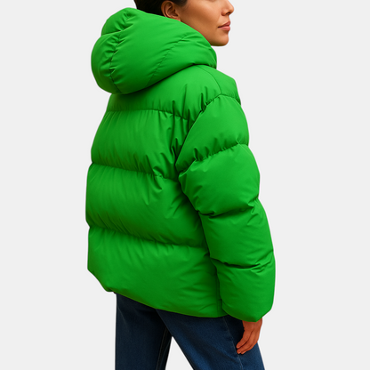 Lichtgewicht gewatteerde jas met capuchon voor dames, waterafstotend en flatterend. Ideaal voor casual wandelingen en stijlvolle winterdagen.
