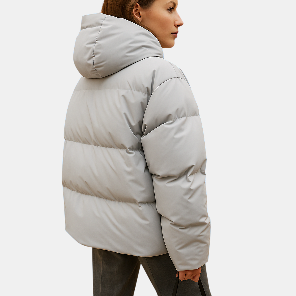 Lichtgewicht gewatteerde jas met capuchon voor dames, waterafstotend en flatterend. Ideaal voor casual wandelingen en stijlvolle winterdagen.