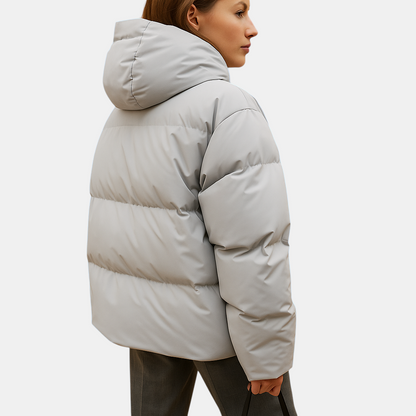 Lichtgewicht gewatteerde jas met capuchon voor dames, waterafstotend en flatterend. Ideaal voor casual wandelingen en stijlvolle winterdagen.